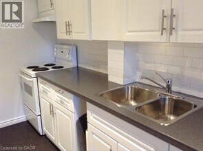 2 Highbrook St in Kitchener, ON - Building Photo - Building Photo