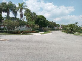 10886 NW 8th St in Pembroke Pines, FL - Building Photo