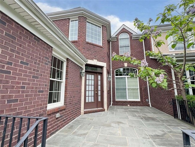 18 Wilkshire Cir in Manhasset, NY - Building Photo - Building Photo