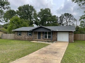 122 Hillwood Dr in Crestview, FL - Building Photo