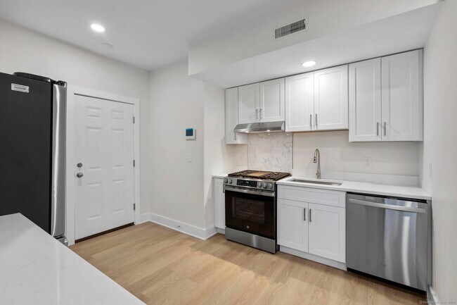 1546 Chapel St in New Haven, CT - Building Photo - Building Photo