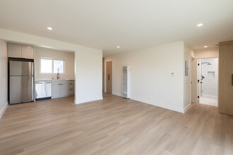 1334 Barry Ave in Los Angeles, CA - Building Photo - Interior Photo