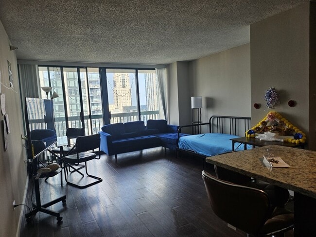 1 W Superior St in Chicago, IL - Building Photo - Building Photo