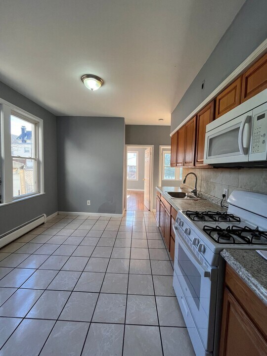 12 E 36th St, Unit 2 in Bayonne, NJ - Building Photo