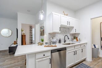 NorthCity6 in Raleigh, NC - Building Photo - Interior Photo