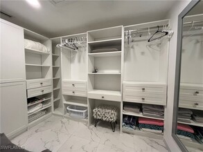 513 Lake Louise Cir in Naples, FL - Building Photo - Building Photo