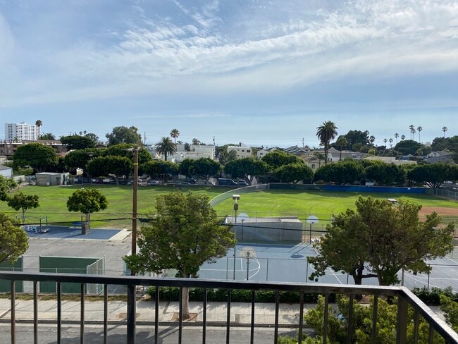 2450 Beverley Ave, Unit 2 in Santa Monica, CA - Building Photo - Building Photo