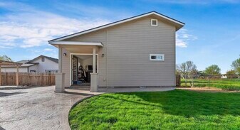 2463 N Maxie Way in Meridian, ID - Building Photo