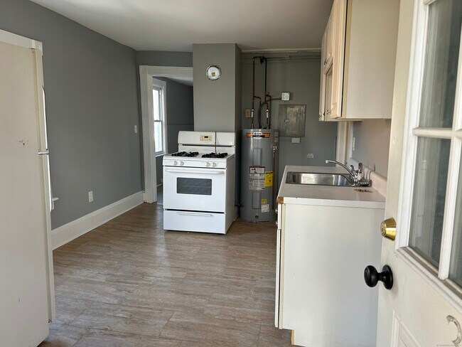 22 Hawthorne St-Unit -3 in Norwich, CT - Foto de edificio - Building Photo