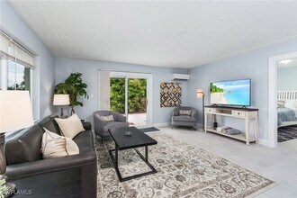 517 108th Ave N in Naples, FL - Foto de edificio - Building Photo