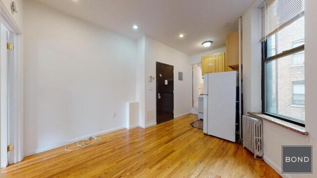 214 E 10th St in New York, NY - Building Photo - Building Photo