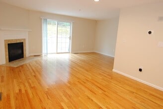 109 Overlook Cir in Hudson, NH - Building Photo - Building Photo