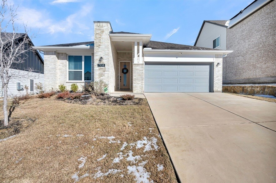 7108 Talon Bluff Dr, Unit 5-303 in Fort Worth, TX - Building Photo