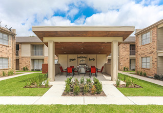 Mosaic Apartments in Beaumont, TX - Building Photo - Building Photo