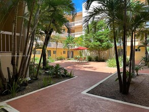 7700 Camino Real in Miami, FL - Building Photo - Building Photo