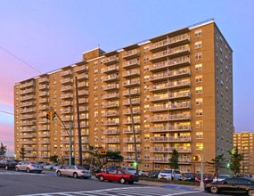 Dayton Towers West III in Far Rockaway, NY - Foto de edificio - Building Photo