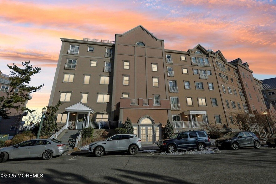 111 Shearwater Ct E, Unit 23 in Jersey City, NJ - Building Photo