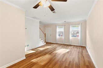 245 Winding River Dr in Sandy Springs, GA - Foto de edificio - Building Photo