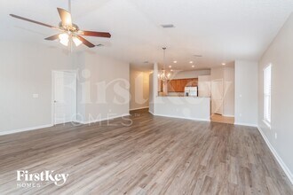 6869 Southern Oaks Dr W in Jacksonville, FL - Foto de edificio - Building Photo