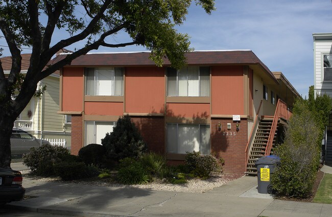 2235 San Antonio Ave in Alameda, CA - Foto de edificio - Building Photo