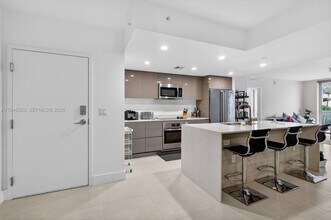 13800 Highland Dr in North Miami Beach, FL - Building Photo - Building Photo