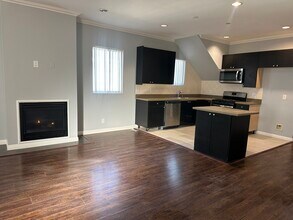 14343 Tiara St, Unit 2 in Van Nuys, CA - Building Photo - Building Photo