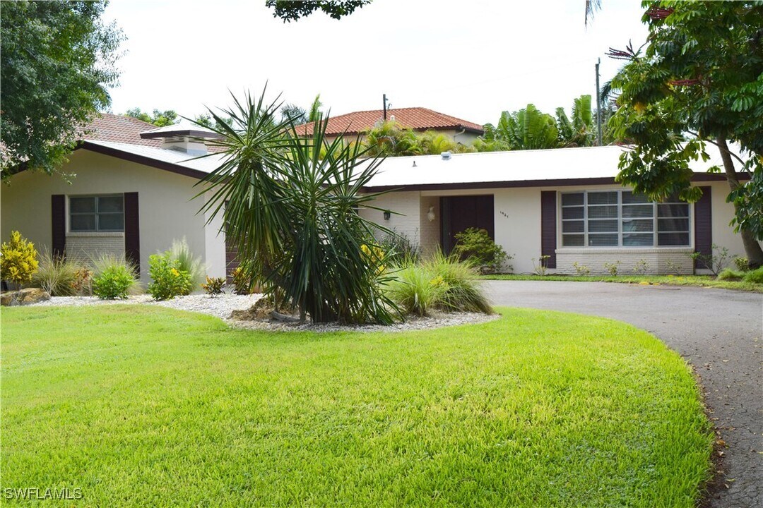 1927 Crayton Rd in Naples, FL - Building Photo