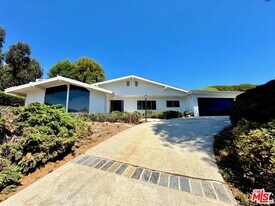 31617 Broad Beach Rd in Malibu, CA - Building Photo