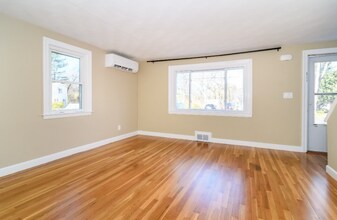 7 Ferndale Rd in Natick, MA - Foto de edificio - Building Photo