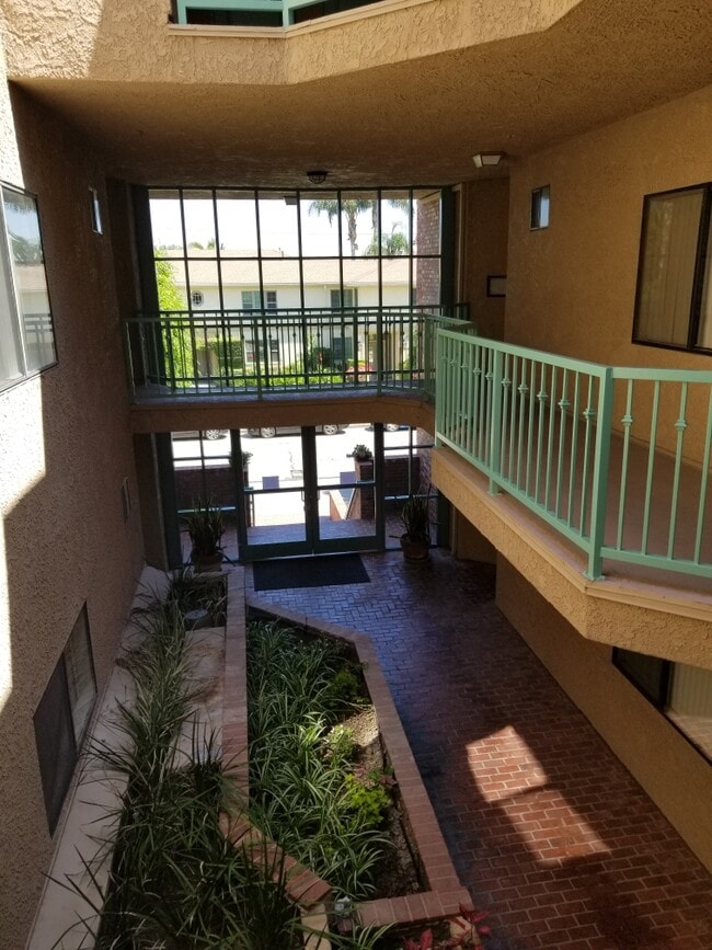 Dicken's Court Apartments in Sherman Oaks, CA - Building Photo - Building Photo