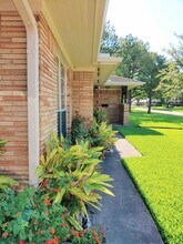 7919 Montglen Dr in Houston, TX - Foto de edificio - Building Photo