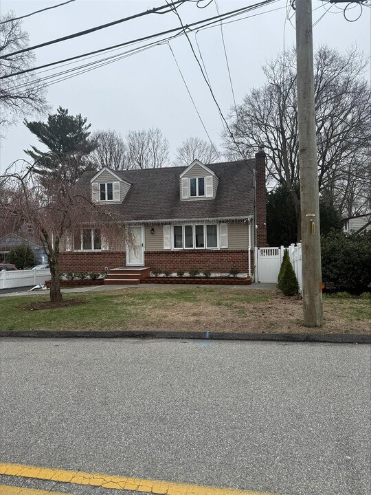 195 W 22nd St in Huntington, NY - Building Photo