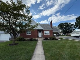 701 W Oak St in Palmyra, PA - Building Photo