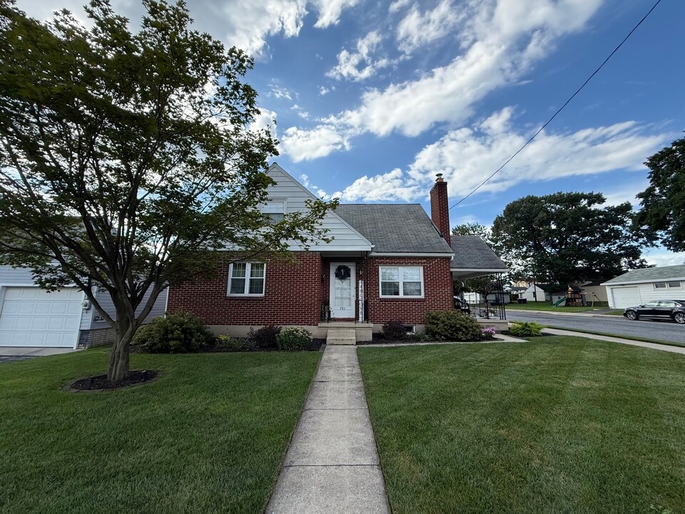 701 W Oak St in Palmyra, PA - Building Photo