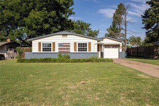 105 Woods Ave in Moore, OK - Building Photo