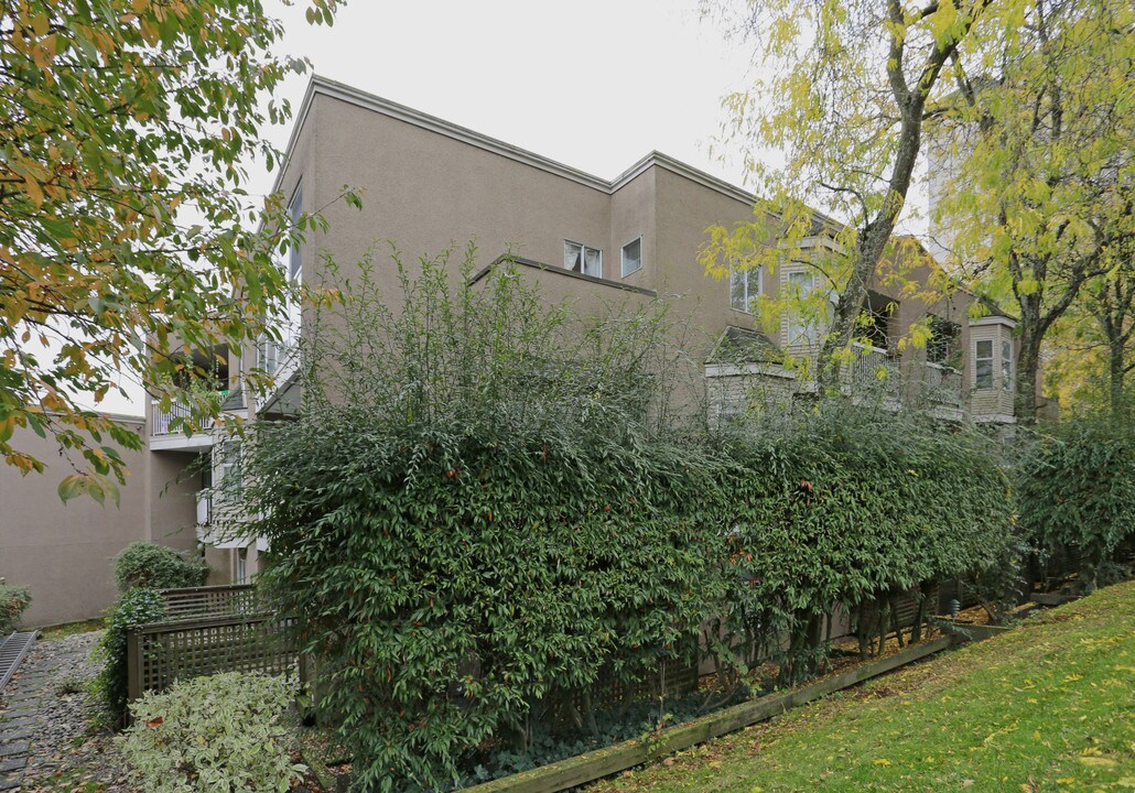 Kinnaird Place in New Westminster, BC - Building Photo
