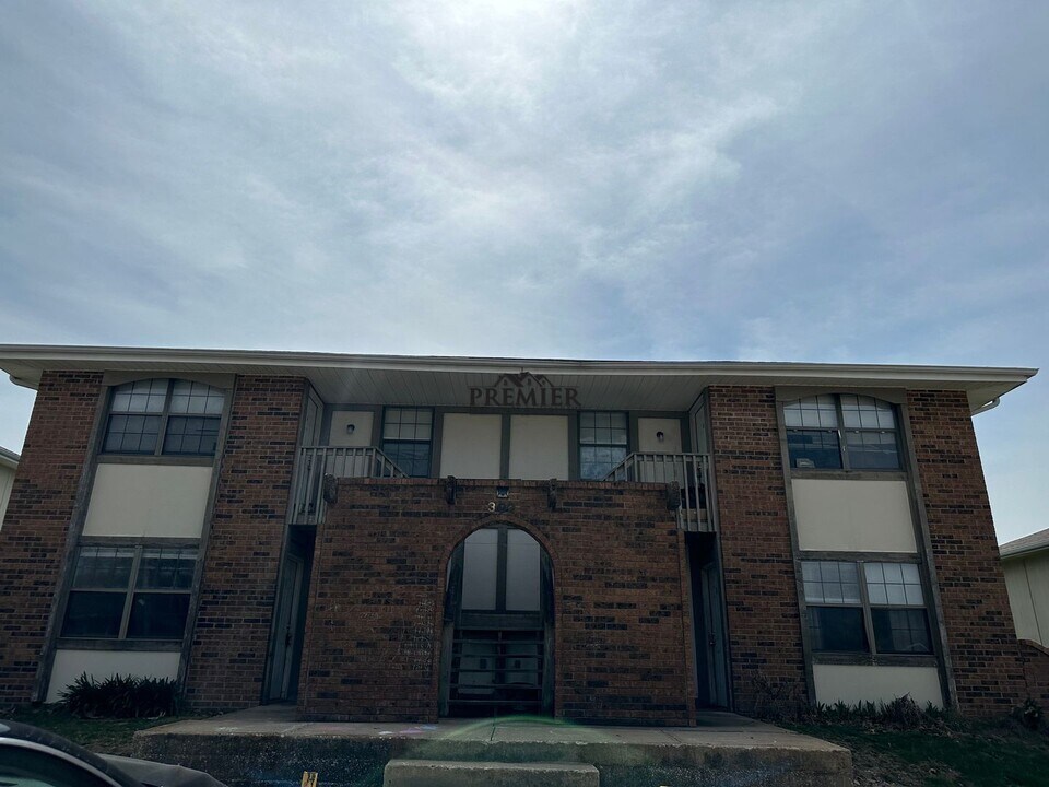 302 W Montgomery St in Odessa, MO - Building Photo