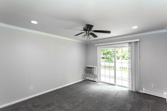 Fairfield Oaks in West Babylon, NY - Building Photo - Interior Photo