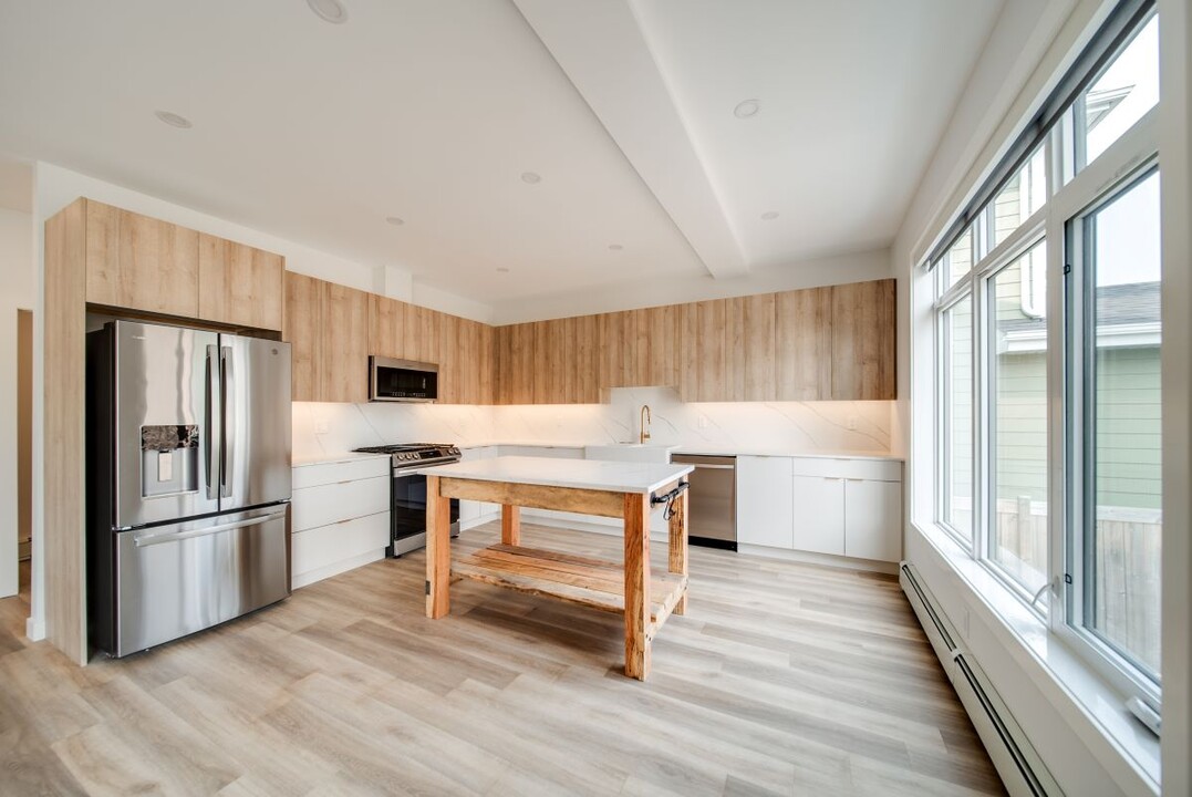 9616-9675 75 Ave NW in Edmonton, AB - Building Photo