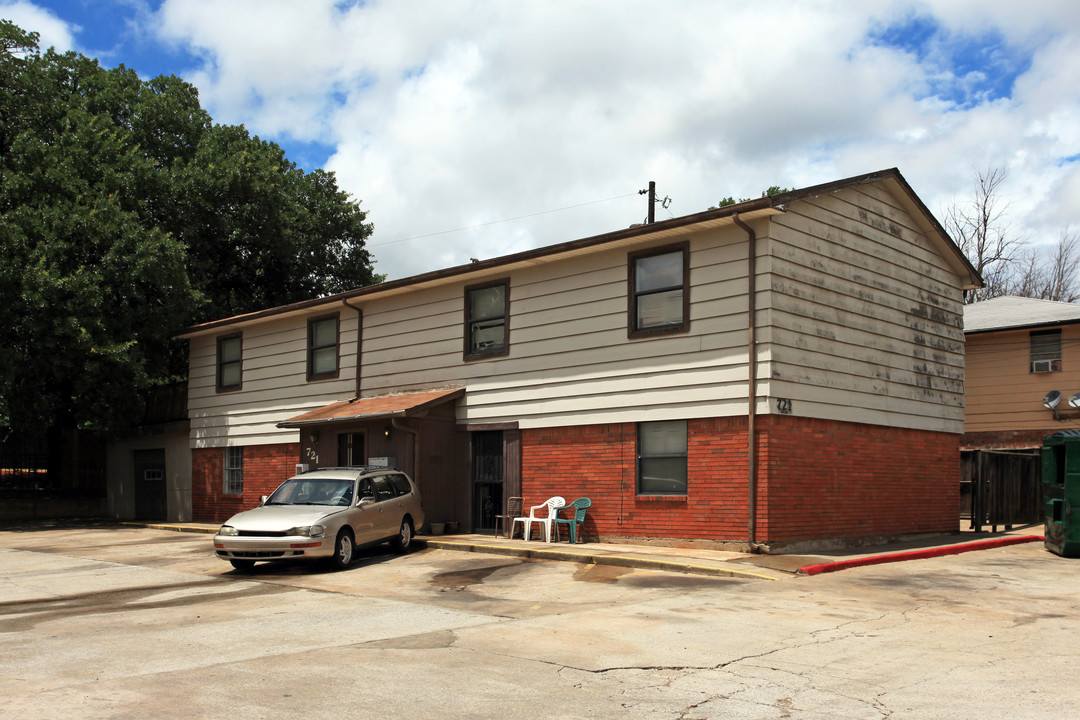 Royal Oaks Village in Oklahoma City, OK - Foto de edificio