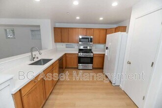 128 Kingfisher St in Brentwood, CA - Building Photo - Building Photo