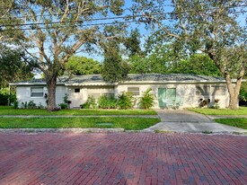 270 4th St NW, Unit B- Tropical Hideaway in Largo, FL - Building Photo