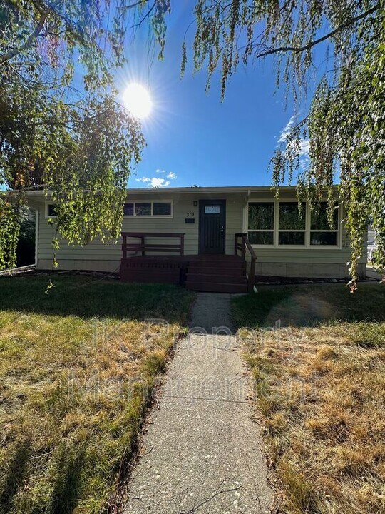 319 Beth Dr in Great Falls, MT - Foto de edificio