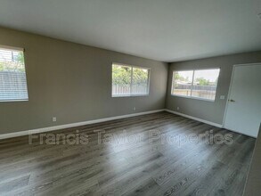 2121 E Grand Ave in Escondido, CA - Foto de edificio - Building Photo