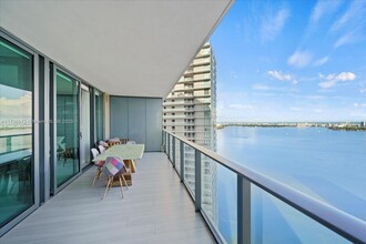 650 NE 32nd St, Unit 4405 in Miami, FL - Building Photo - Building Photo