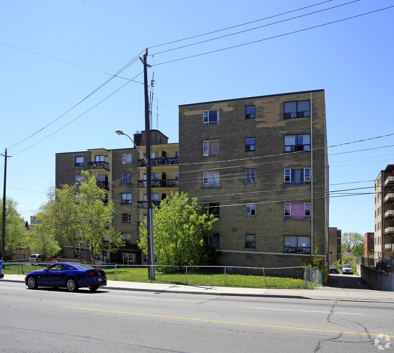 608 Dawes Rd in Toronto, ON - Building Photo
