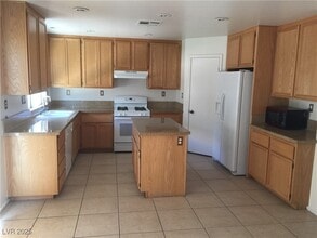 5558 Cresent Valley St in Las Vegas, NV - Foto de edificio - Building Photo