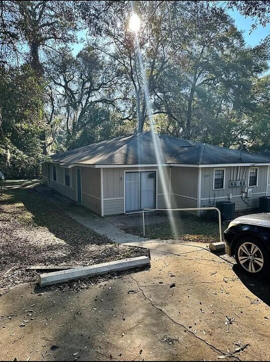 3207 Jim Lee Rd in Tallahassee, FL - Building Photo