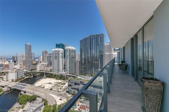 88 SW 7th St, Unit 3012 in Miami, FL - Building Photo - Building Photo