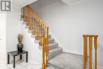 2262 Margot St in Oakville, ON - Building Photo - Building Photo